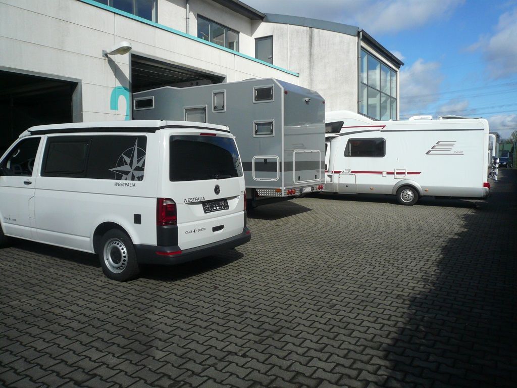 Wir montieren Alarmanlagen, SAT-TV, Multimedia- & Musikanlagen, Navigationen, Rückfahr- & Frontkameras in Ihr Wohnmobil ein.
Bei uns ist Ihr Wohnmobil in den besten Händen.
Wir bieten auf drei Einbauplätzen höchsten Montagekomfort für Ihr Wohnmobil.