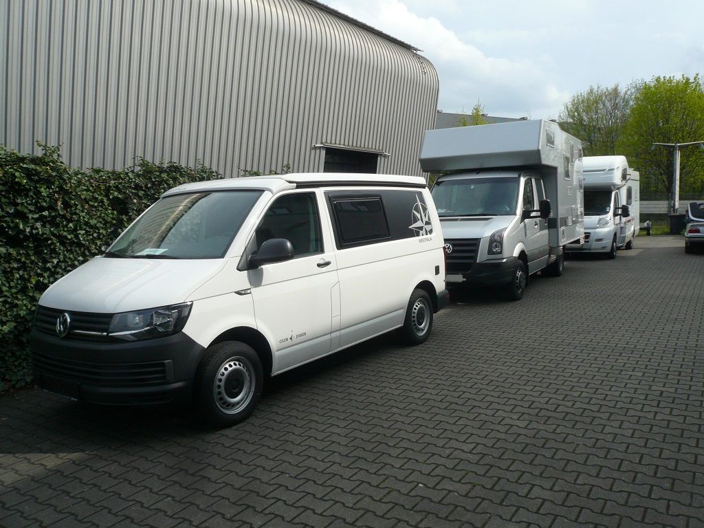 Wir montieren Alarmanlagen, SAT-TV, Multimedia- & Musikanlagen, Navigationen, Rückfahr- & Frontkameras in Ihr Wohnmobil ein.
Bei uns ist Ihr Wohnmobil in den besten Händen.
Wir bieten auf drei Einbauplätzen höchsten Montagekomfort für Ihr Wohnmobil.