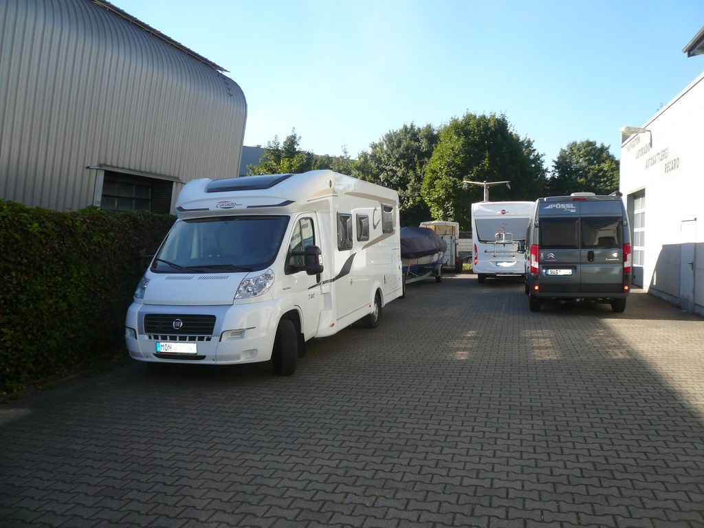 Wir montieren Alarmanlagen, SAT-TV, Multimedia- & Musikanlagen, Navigationen, Rückfahr- & Frontkameras in Ihr Wohnmobil ein.
Bei uns ist Ihr Wohnmobil in den besten Händen.
Wir bieten auf drei Einbauplätzen höchsten Montagekomfort für Ihr Wohnmobil.