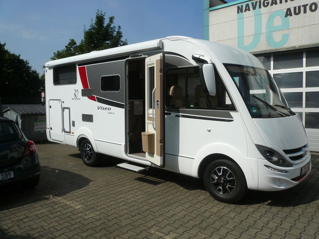 Wir montieren Alarmanlagen, SAT-TV, Multimedia- & Musikanlagen, Navigationen, Rückfahr- & Frontkameras in Ihr Wohnmobil ein.
Bei uns ist Ihr Wohnmobil in den besten Händen.
Wir bieten auf drei Einbauplätzen höchsten Montagekomfort für Ihr Wohnmobil.