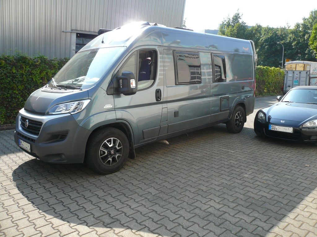 Wir montieren Alarmanlagen, SAT-TV, Multimedia- & Musikanlagen, Navigationen, Rückfahr- & Frontkameras in Ihr Wohnmobil ein.
Bei uns ist Ihr Wohnmobil in den besten Händen.
Wir bieten auf drei Einbauplätzen höchsten Montagekomfort für Ihr Wohnmobil.