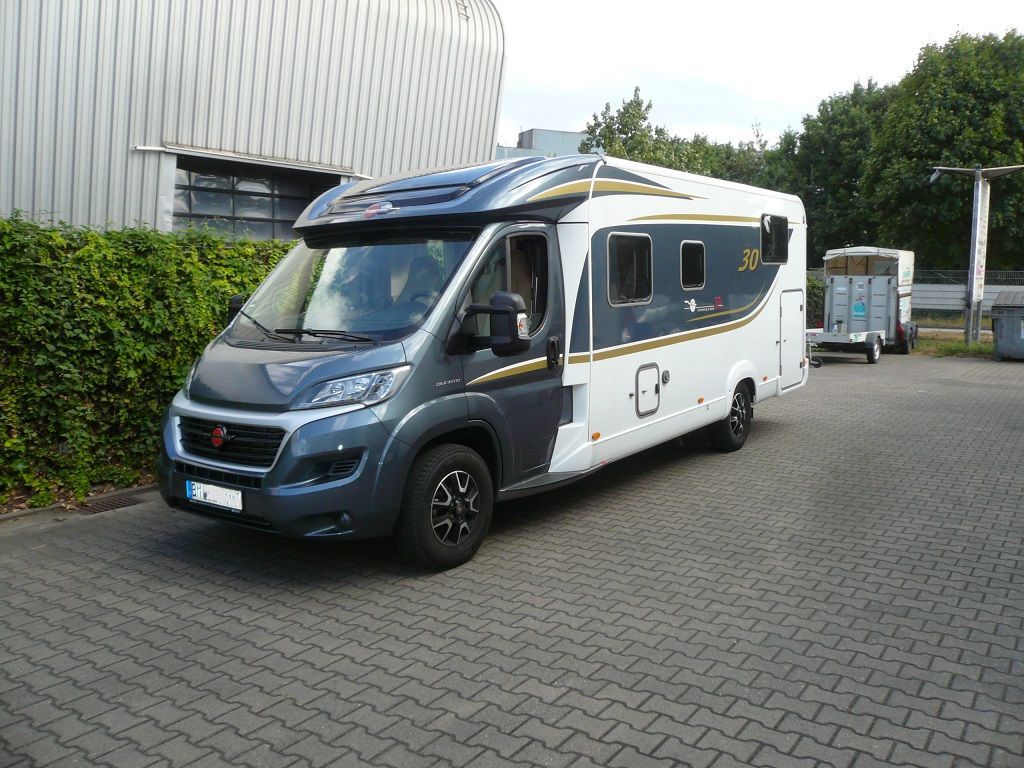 Wir montieren Alarmanlagen, SAT-TV, Multimedia- & Musikanlagen, Navigationen, Rückfahr- & Frontkameras in Ihr Wohnmobil ein.
Bei uns ist Ihr Wohnmobil in den besten Händen.
Wir bieten auf drei Einbauplätzen höchsten Montagekomfort für Ihr Wohnmobil.