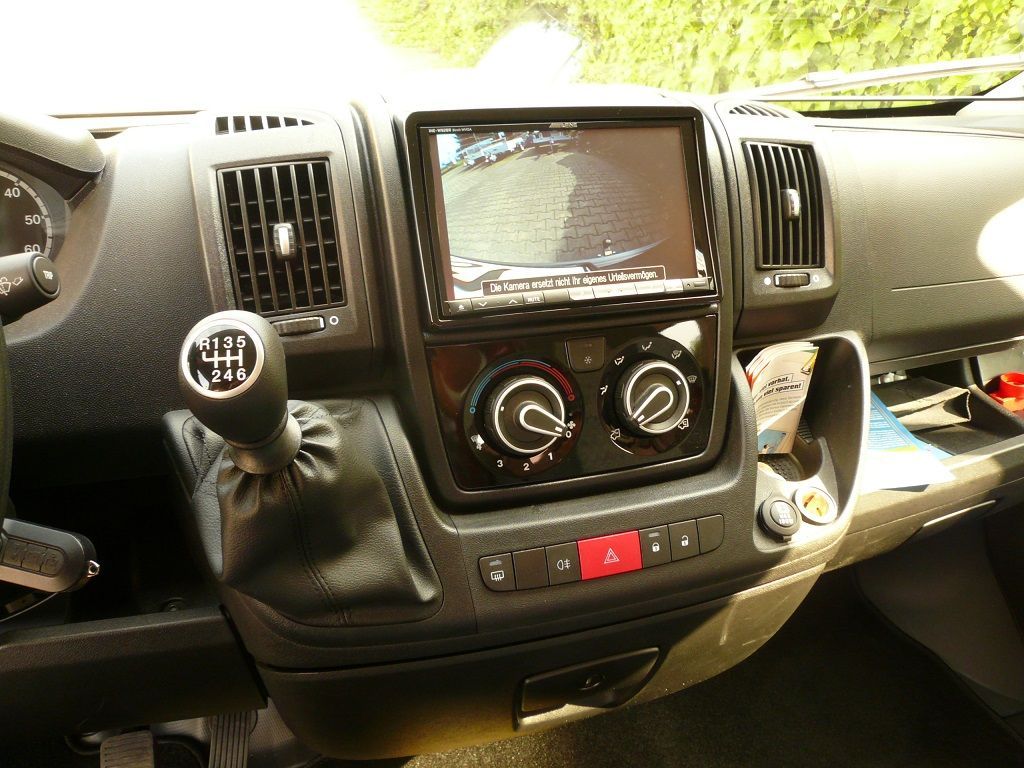 Ein Armaturenbrett eines Autos mit einem Schalthebel und einem Radio