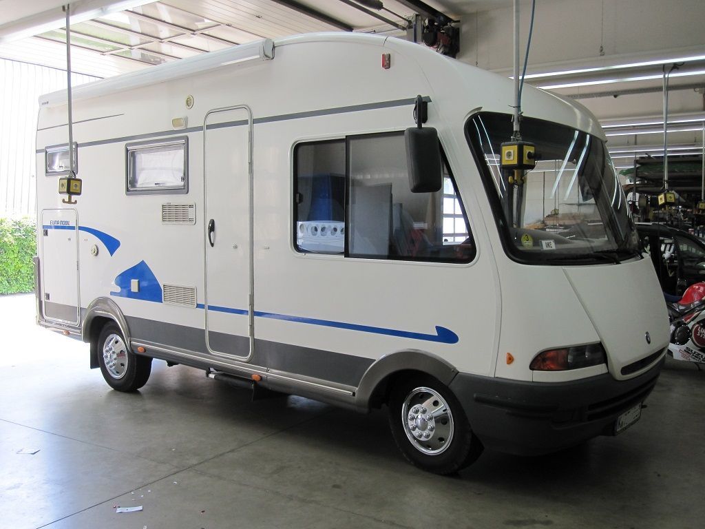 Wir montieren Alarmanlagen, SAT-TV, Multimedia- & Musikanlagen, Navigationen, Rückfahr- & Frontkameras in Ihr Wohnmobil ein.
Bei uns ist Ihr Wohnmobil in den besten Händen.
Wir bieten auf drei Einbauplätzen höchsten Montagekomfort für Ihr Wohnmobil.