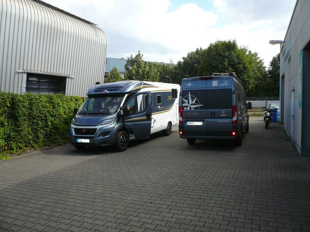 Wir montieren Alarmanlagen, SAT-TV, Multimedia- & Musikanlagen, Navigationen, Rückfahr- & Frontkameras in Ihr Wohnmobil ein.
Bei uns ist Ihr Wohnmobil in den besten Händen.
Wir bieten auf drei Einbauplätzen höchsten Montagekomfort für Ihr Wohnmobil.