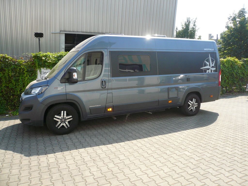 Wir montieren Alarmanlagen, SAT-TV, Multimedia- & Musikanlagen, Navigationen, Rückfahr- & Frontkameras in Ihr Wohnmobil ein.
Bei uns ist Ihr Wohnmobil in den besten Händen.
Wir bieten auf drei Einbauplätzen höchsten Montagekomfort für Ihr Wohnmobil.