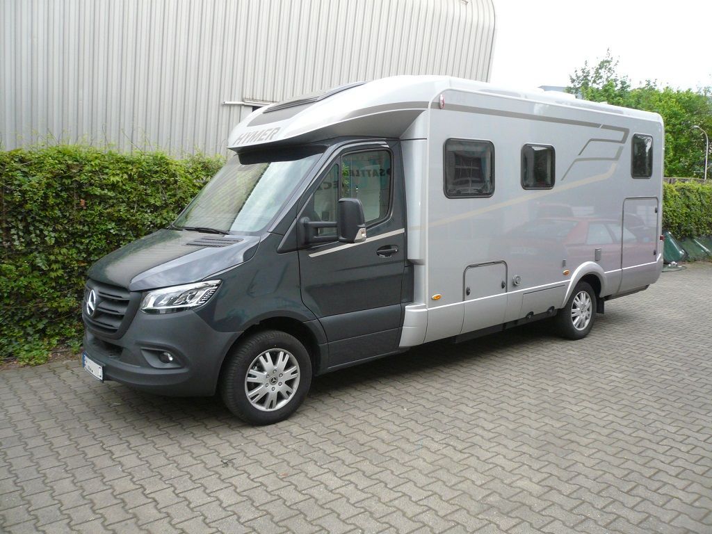 Wir montieren Alarmanlagen, SAT-TV, Multimedia- & Musikanlagen, Navigationen, Rückfahr- & Frontkameras in Ihr Wohnmobil ein.
Bei uns ist Ihr Wohnmobil in den besten Händen.
Wir bieten auf drei Einbauplätzen höchsten Montagekomfort für Ihr Wohnmobil.