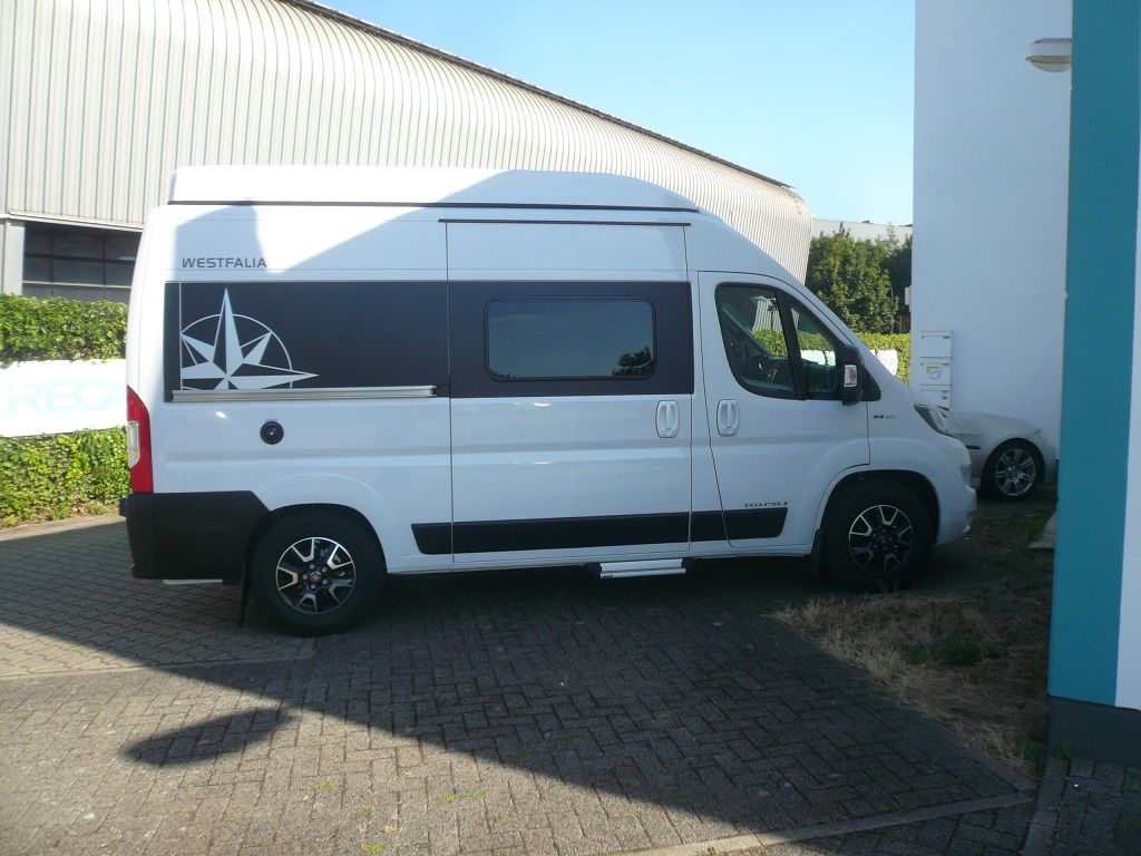 Wir montieren Alarmanlagen, SAT-TV, Multimedia- & Musikanlagen, Navigationen, Rückfahr- & Frontkameras in Ihr Wohnmobil ein.
Bei uns ist Ihr Wohnmobil in den besten Händen.
Wir bieten auf drei Einbauplätzen höchsten Montagekomfort für Ihr Wohnmobil.