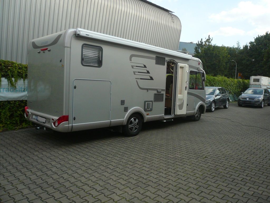 Wir montieren Alarmanlagen, SAT-TV, Multimedia- & Musikanlagen, Navigationen, Rückfahr- & Frontkameras in Ihr Wohnmobil ein.
Bei uns ist Ihr Wohnmobil in den besten Händen.
Wir bieten auf drei Einbauplätzen höchsten Montagekomfort für Ihr Wohnmobil.