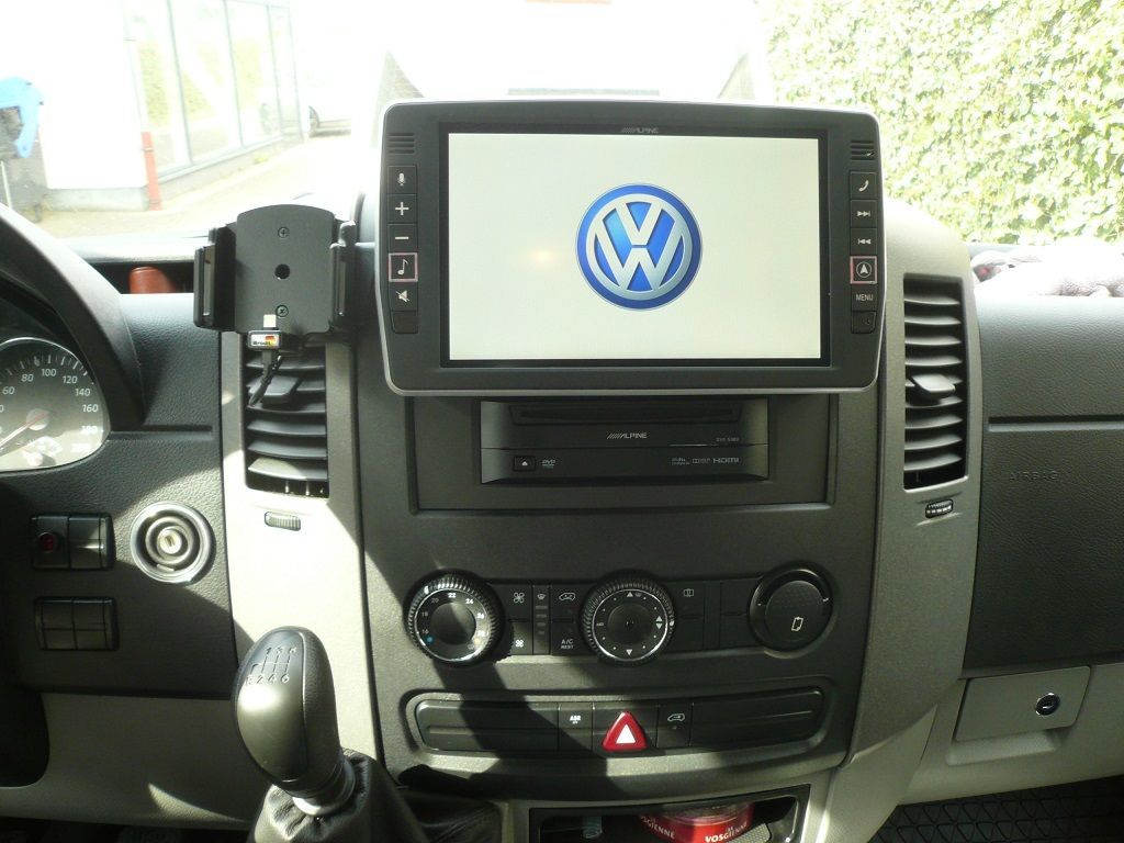 Das Volkswagen-Logo befindet sich auf dem Armaturenbrett eines Autos