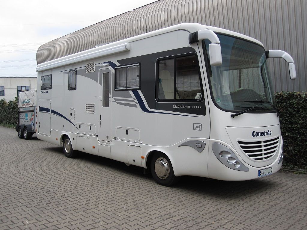 Wir montieren Alarmanlagen, SAT-TV, Multimedia- & Musikanlagen, Navigationen, Rückfahr- & Frontkameras in Ihr Wohnmobil ein.
Bei uns ist Ihr Wohnmobil in den besten Händen.
Wir bieten auf drei Einbauplätzen höchsten Montagekomfort für Ihr Wohnmobil.