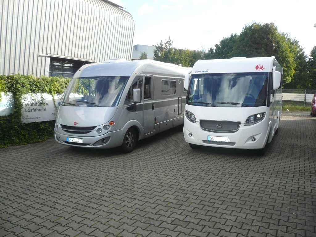 Wir montieren Alarmanlagen, SAT-TV, Multimedia- & Musikanlagen, Navigationen, Rückfahr- & Frontkameras in Ihr Wohnmobil ein.
Bei uns ist Ihr Wohnmobil in den besten Händen.
Wir bieten auf drei Einbauplätzen höchsten Montagekomfort für Ihr Wohnmobil.