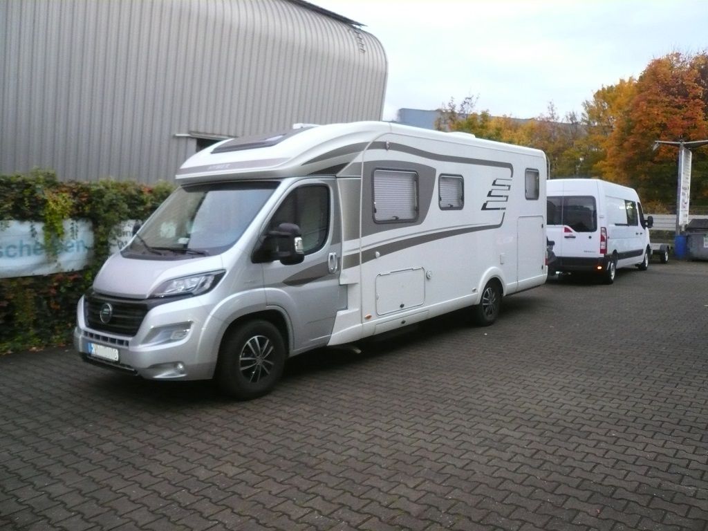 Wir montieren Alarmanlagen, SAT-TV, Multimedia- & Musikanlagen, Navigationen, Rückfahr- & Frontkameras in Ihr Wohnmobil ein.
Bei uns ist Ihr Wohnmobil in den besten Händen.
Wir bieten auf drei Einbauplätzen höchsten Montagekomfort für Ihr Wohnmobil.