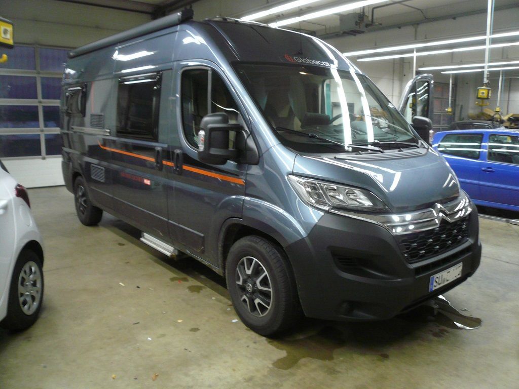 Wir montieren Alarmanlagen, SAT-TV, Multimedia- & Musikanlagen, Navigationen, Rückfahr- & Frontkameras in Ihr Wohnmobil ein.
Bei uns ist Ihr Wohnmobil in den besten Händen.
Wir bieten auf drei Einbauplätzen höchsten Montagekomfort für Ihr Wohnmobil.