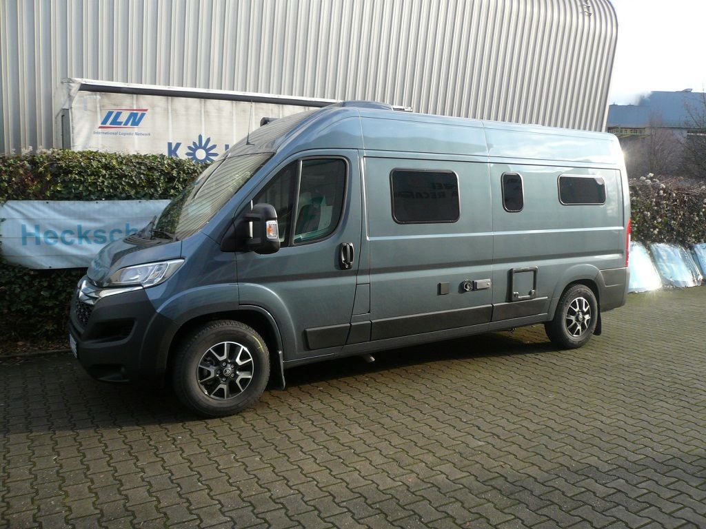 Wir montieren Alarmanlagen, SAT-TV, Multimedia- & Musikanlagen, Navigationen, Rückfahr- & Frontkameras in Ihr Wohnmobil ein.
Bei uns ist Ihr Wohnmobil in den besten Händen.
Wir bieten auf drei Einbauplätzen höchsten Montagekomfort für Ihr Wohnmobil.