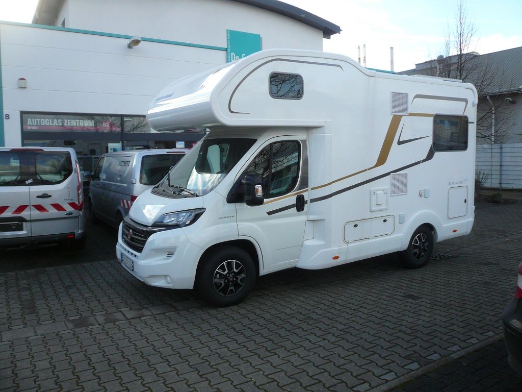 Wir montieren Alarmanlagen, SAT-TV, Multimedia- & Musikanlagen, Navigationen, Rückfahr- & Frontkameras in Ihr Wohnmobil ein.
Bei uns ist Ihr Wohnmobil in den besten Händen.
Wir bieten auf drei Einbauplätzen höchsten Montagekomfort für Ihr Wohnmobil.