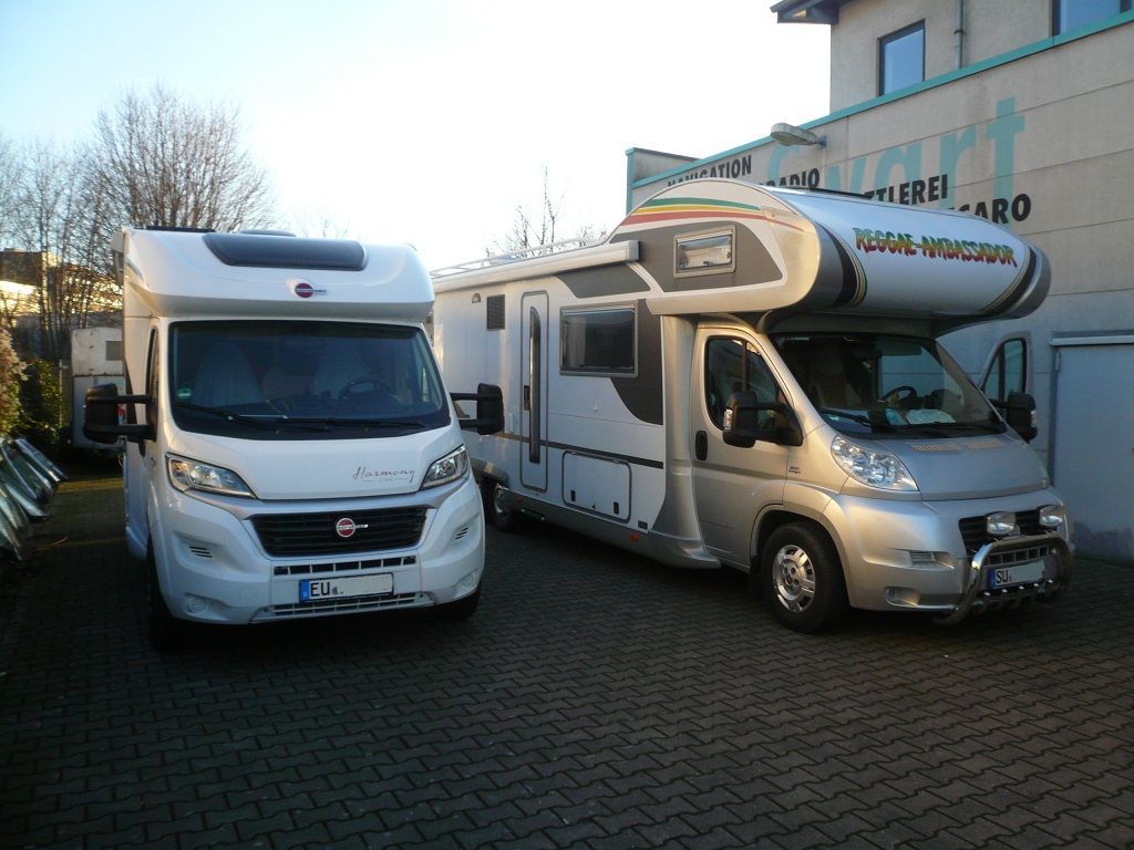 Wir montieren Alarmanlagen, SAT-TV, Multimedia- & Musikanlagen, Navigationen, Rückfahr- & Frontkameras in Ihr Wohnmobil ein.
Bei uns ist Ihr Wohnmobil in den besten Händen.
Wir bieten auf drei Einbauplätzen höchsten Montagekomfort für Ihr Wohnmobil.