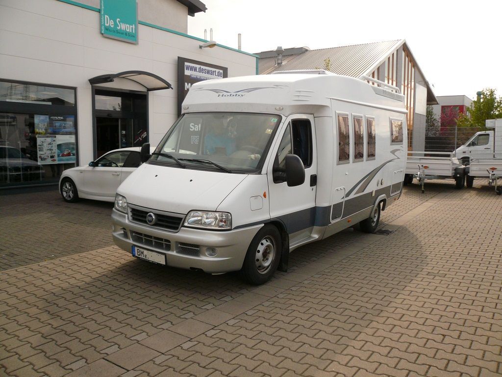 Wir montieren Alarmanlagen, SAT-TV, Multimedia- & Musikanlagen, Navigationen, Rückfahr- & Frontkameras in Ihr Wohnmobil ein.
Bei uns ist Ihr Wohnmobil in den besten Händen.
Wir bieten auf drei Einbauplätzen höchsten Montagekomfort für Ihr Wohnmobil.