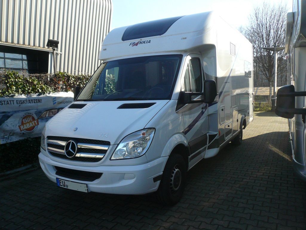 Wir montieren Alarmanlagen, SAT-TV, Multimedia- & Musikanlagen, Navigationen, Rückfahr- & Frontkameras in Ihr Wohnmobil ein.
Bei uns ist Ihr Wohnmobil in den besten Händen.
Wir bieten auf drei Einbauplätzen höchsten Montagekomfort für Ihr Wohnmobil.