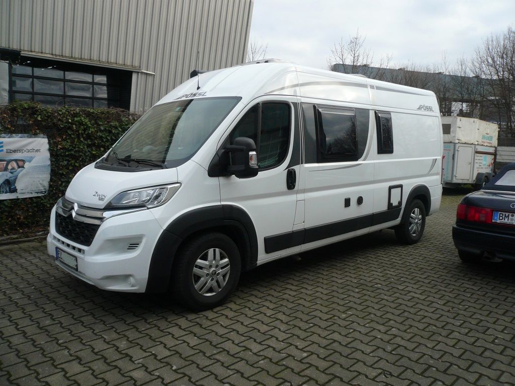 Wir montieren Alarmanlagen, SAT-TV, Multimedia- & Musikanlagen, Navigationen, Rückfahr- & Frontkameras in Ihr Wohnmobil ein.
Bei uns ist Ihr Wohnmobil in den besten Händen.
Wir bieten auf drei Einbauplätzen höchsten Montagekomfort für Ihr Wohnmobil.