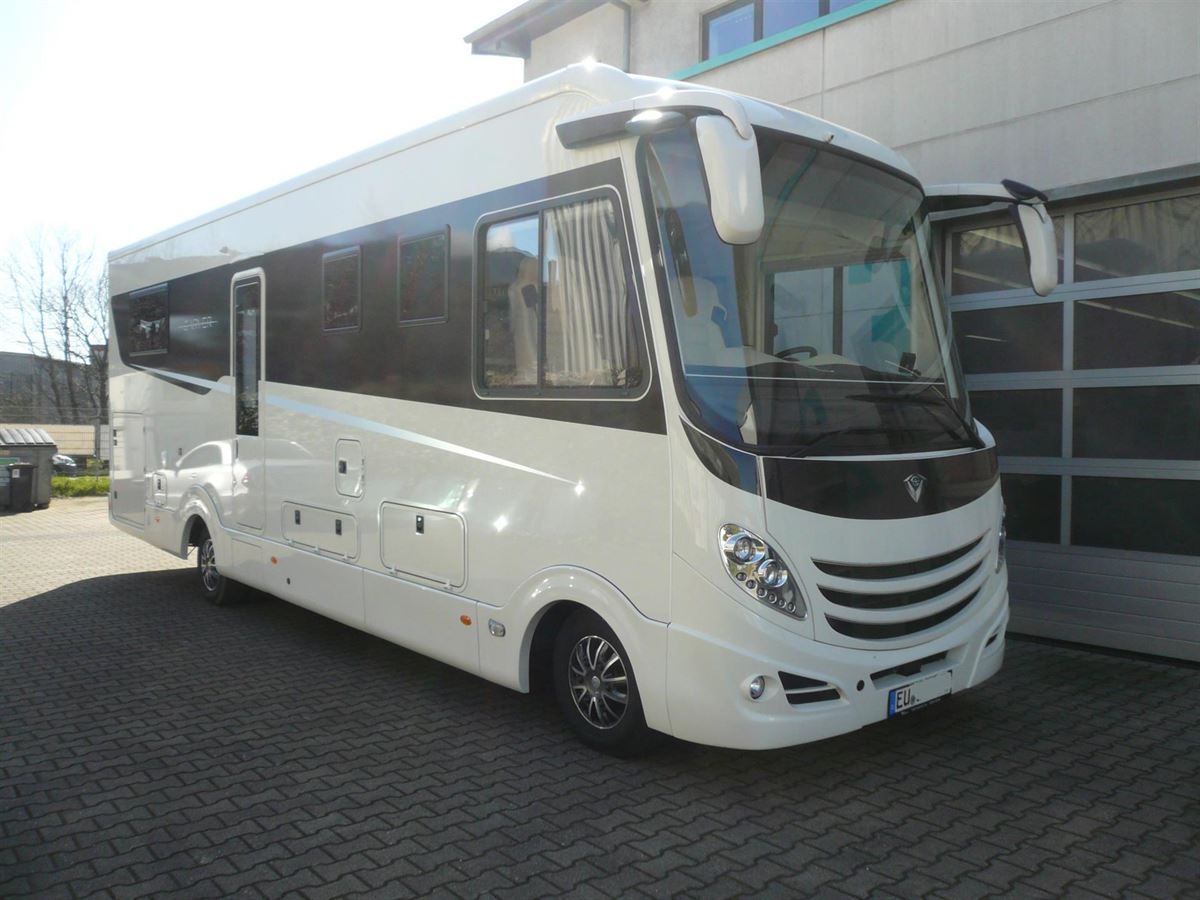 Wir montieren Alarmanlagen, SAT-TV, Multimedia- & Musikanlagen, Navigationen, Rückfahr- & Frontkameras in Ihr Wohnmobil ein.
Bei uns ist Ihr Wohnmobil in den besten Händen.
Wir bieten auf drei Einbauplätzen höchsten Montagekomfort für Ihr Wohnmobil.