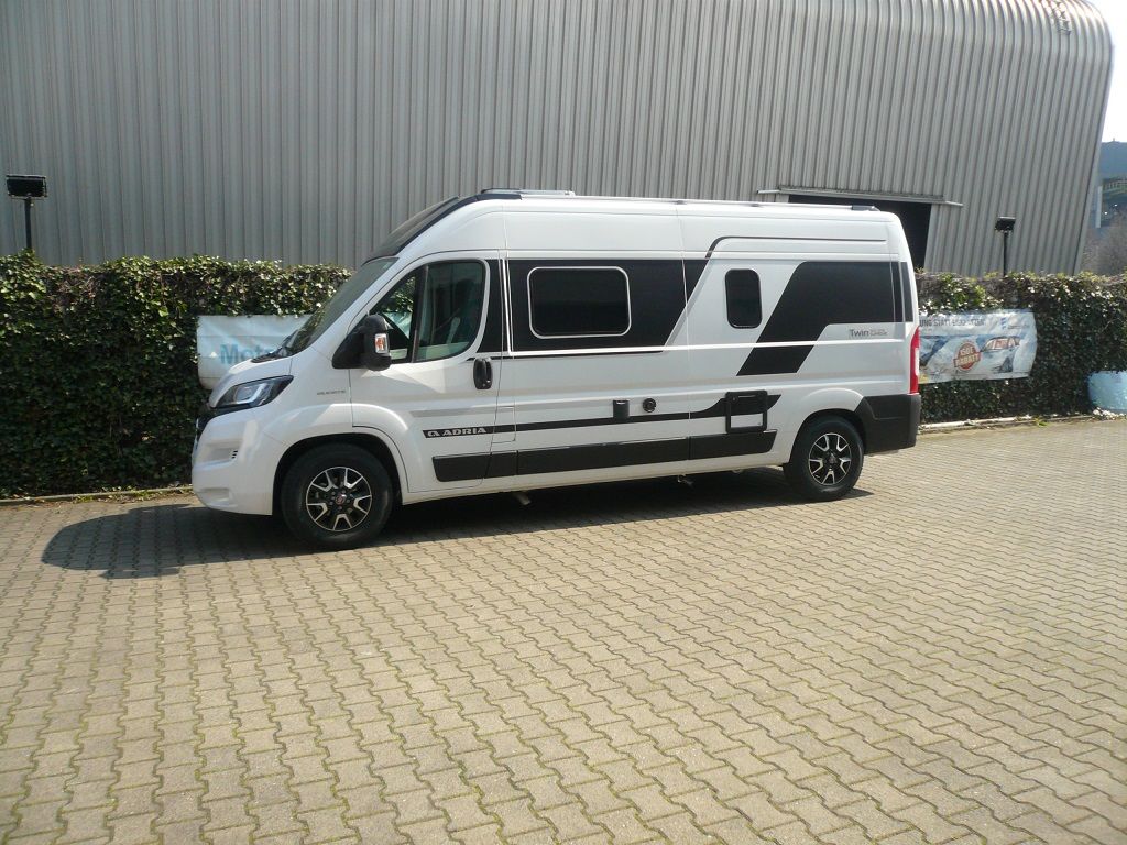 Wir montieren Alarmanlagen, SAT-TV, Multimedia- & Musikanlagen, Navigationen, Rückfahr- & Frontkameras in Ihr Wohnmobil ein.
Bei uns ist Ihr Wohnmobil in den besten Händen.
Wir bieten auf drei Einbauplätzen höchsten Montagekomfort für Ihr Wohnmobil.