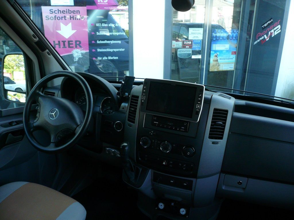 Das Innere eines Autos mit einem Schild mit der Aufschrift „Hier“