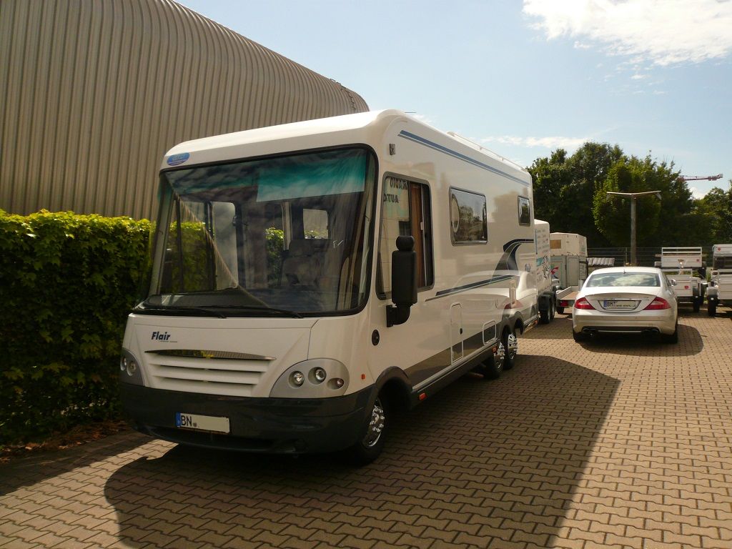 Wir montieren Alarmanlagen, SAT-TV, Multimedia- & Musikanlagen, Navigationen, Rückfahr- & Frontkameras in Ihr Wohnmobil ein.
Bei uns ist Ihr Wohnmobil in den besten Händen.
Wir bieten auf drei Einbauplätzen höchsten Montagekomfort für Ihr Wohnmobil.