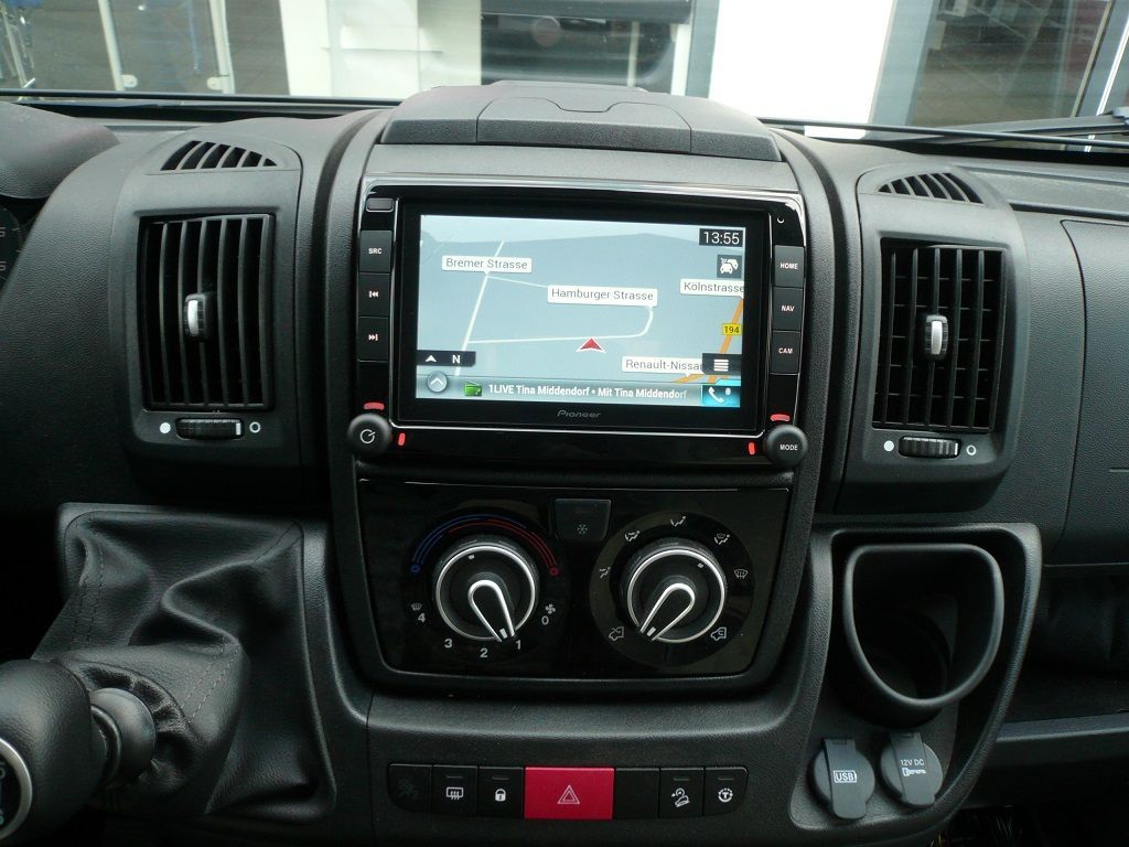 Ein Armaturenbrett eines Autos mit einer Karte darauf