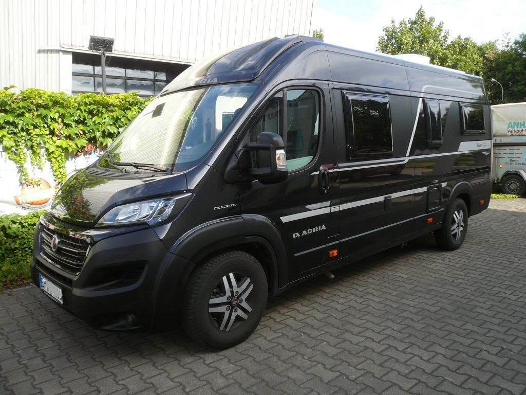 Wir montieren Alarmanlagen, SAT-TV, Multimedia- & Musikanlagen, Navigationen, Rückfahr- & Frontkameras in Ihr Wohnmobil ein.
Bei uns ist Ihr Wohnmobil in den besten Händen.
Wir bieten auf drei Einbauplätzen höchsten Montagekomfort für Ihr Wohnmobil.