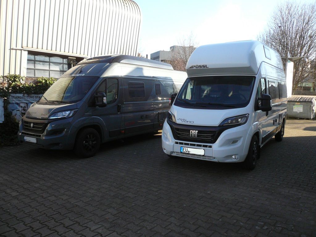 Zwei Lieferwagen stehen nebeneinander auf einem Parkplatz