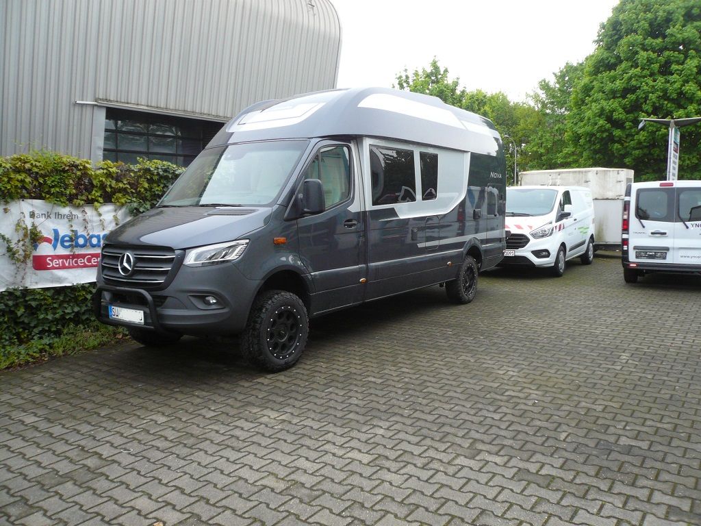 Ein Mercedes-Van steht auf einem Parkplatz