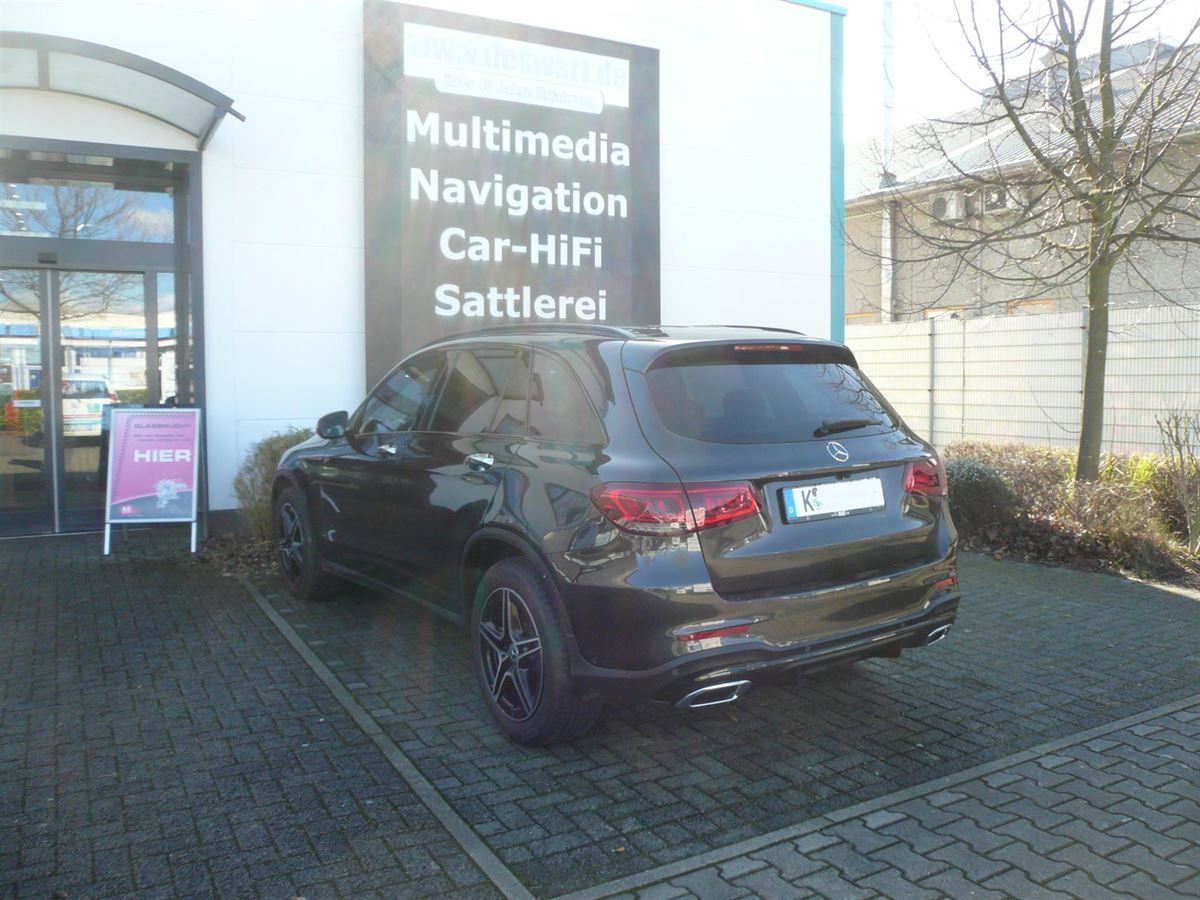 Rückfahrkamera an das Original GLC Command Navigation von Mercedes nachgerüstet.