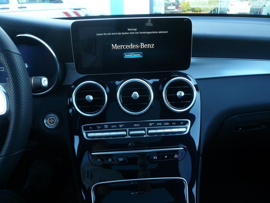 Rückfahrkamera an das Original GLC Command Navigation von Mercedes nachgerüstet.