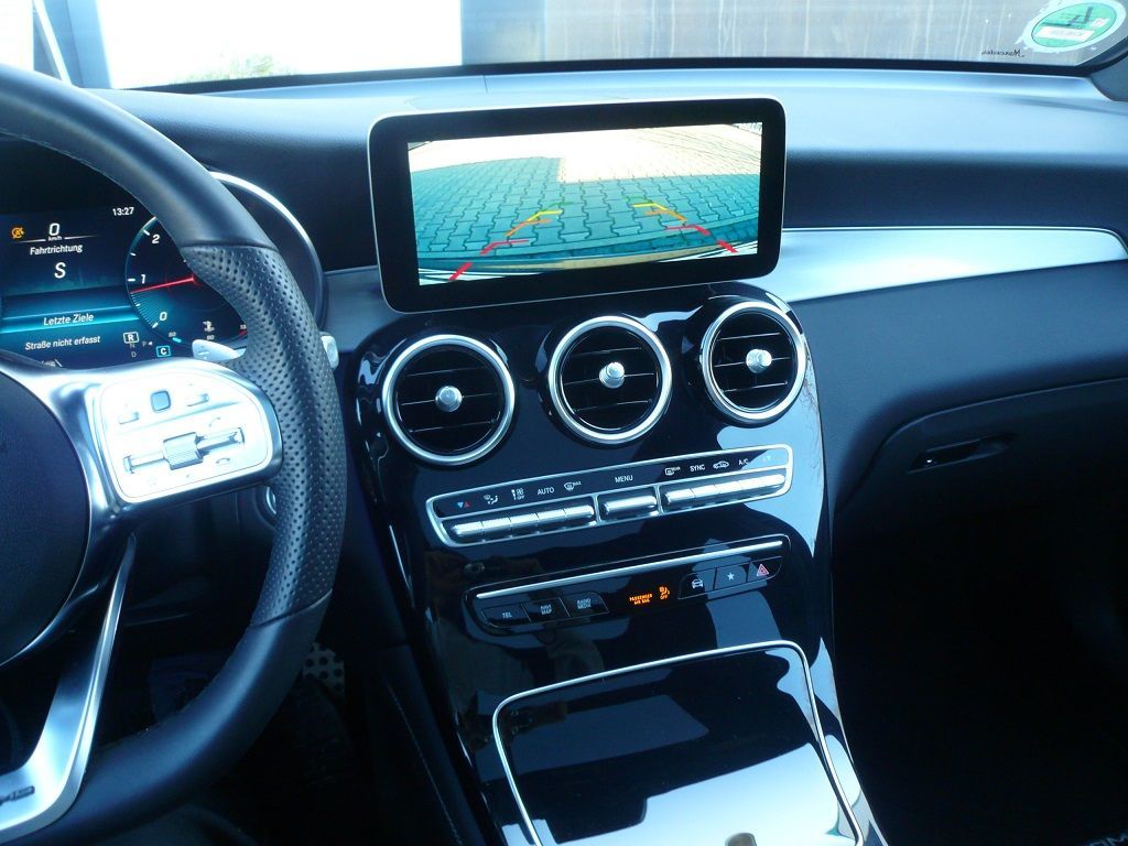 Rückfahrkamera an das Original GLC Command Navigation von Mercedes nachgerüstet.