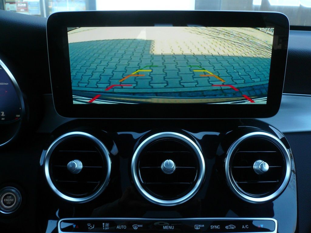 Rückfahrkamera an das Original GLC Command Navigation von Mercedes nachgerüstet.