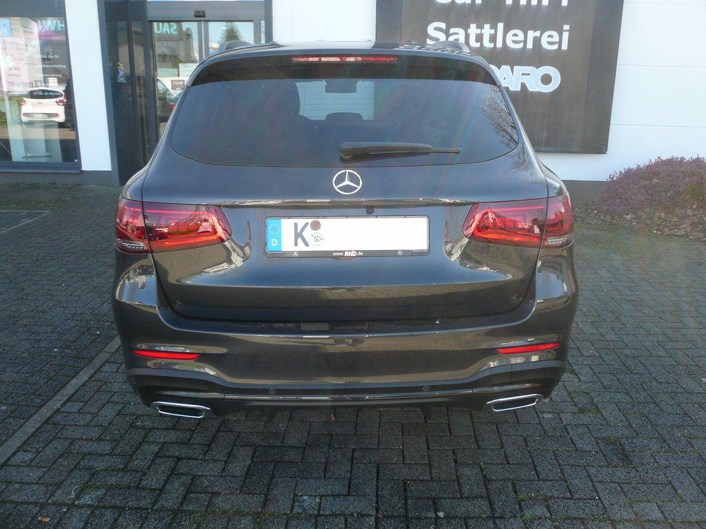 Rückfahrkamera an das Original GLC Command Navigation von Mercedes nachgerüstet.