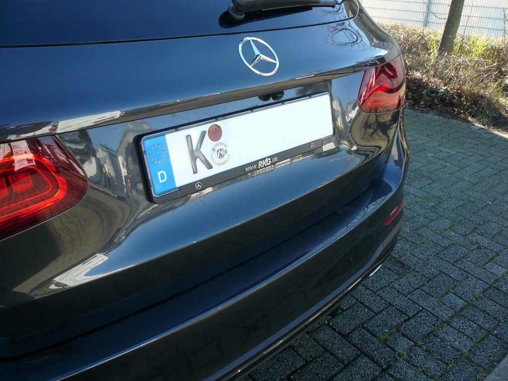 Rückfahrkamera an das Original GLC Command Navigation von Mercedes nachgerüstet.