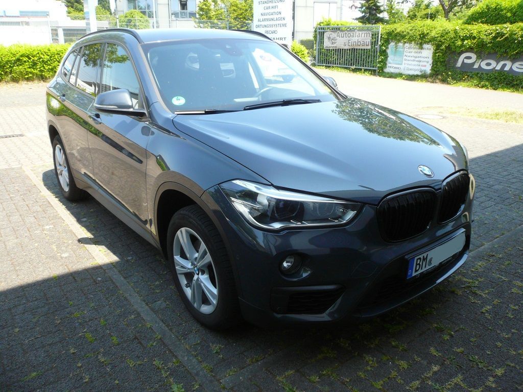 Smartphone Integration von Apple CarPlay und Android Auto (Wireless) und Rückfahrkamera nachgerüstet an ihrem werkseitig verbautem Multimedia-System von BMW.