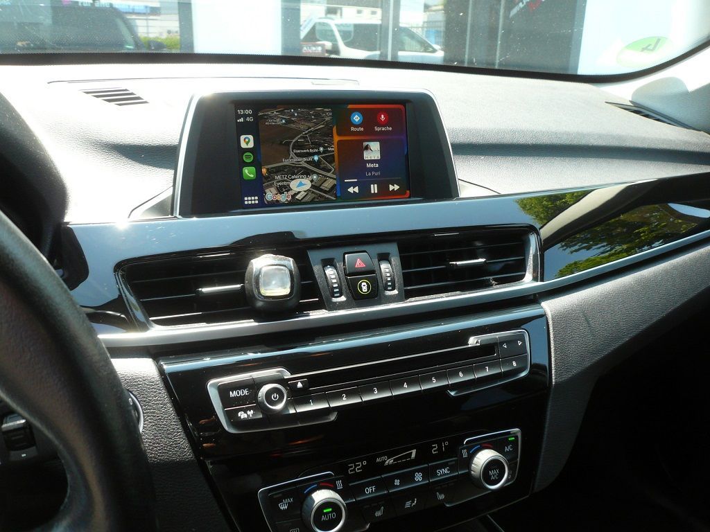 Smartphone Integration von Apple CarPlay und Android Auto (Wireless) und Rückfahrkamera nachgerüstet an ihrem werkseitig verbautem Multimedia-System von BMW.