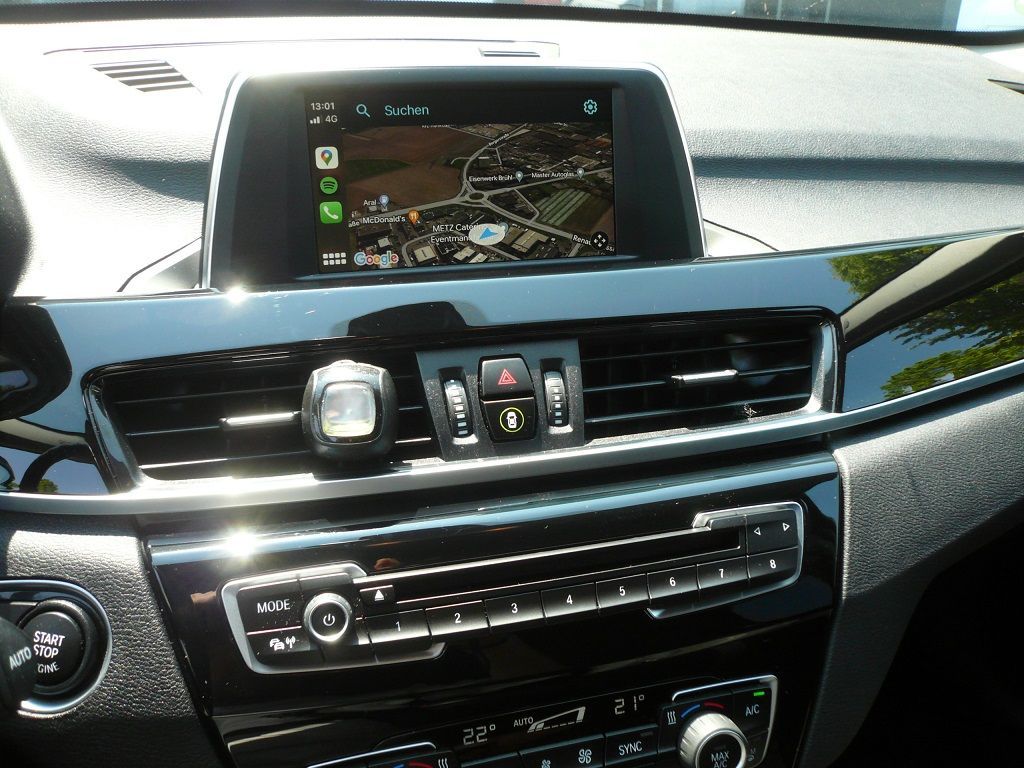 Smartphone Integration von Apple CarPlay und Android Auto (Wireless) und Rückfahrkamera nachgerüstet an ihrem werkseitig verbautem Multimedia-System von BMW.
