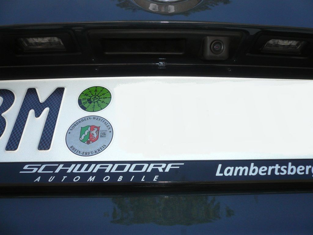 Smartphone Integration von Apple CarPlay und Android Auto (Wireless) und Rückfahrkamera nachgerüstet an ihrem werkseitig verbautem Multimedia-System von BMW.