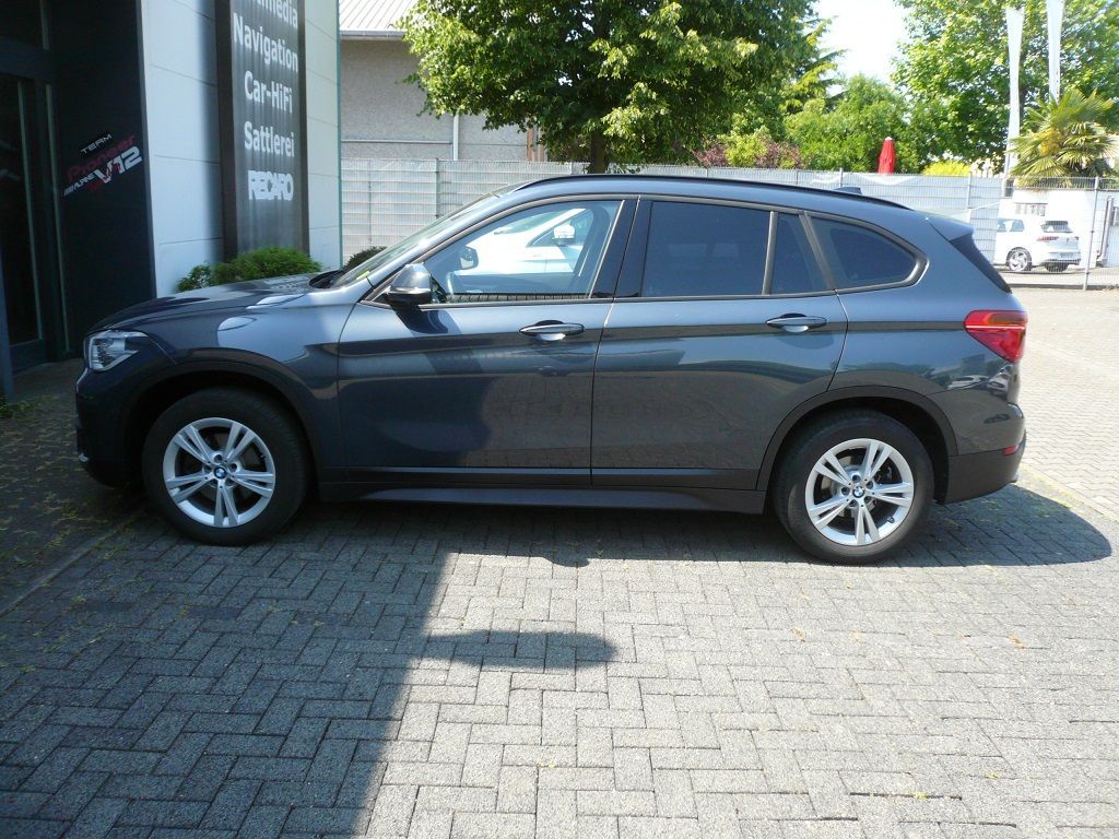 Smartphone Integration von Apple CarPlay und Android Auto (Wireless) und Rückfahrkamera nachgerüstet an ihrem werkseitig verbautem Multimedia-System von BMW.