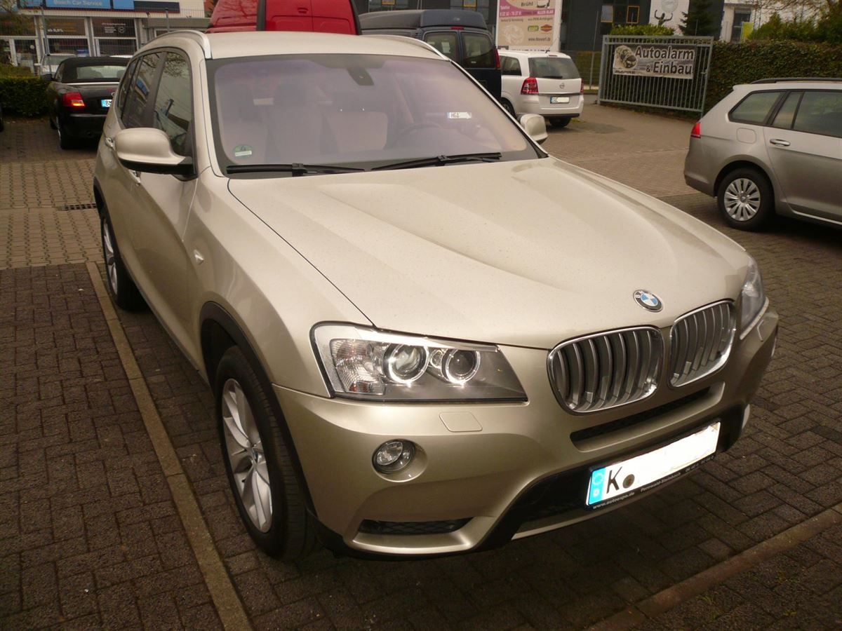 BMW X3 Innenausstattung in Leder schwarz/Alcantara beige neu angefertigt und montiert.
