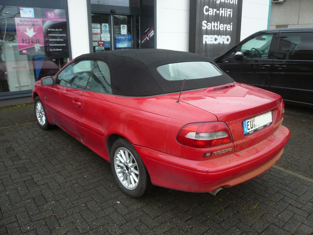 Volvo C70 Cabrio. Verdeckbezug in Sonnenland Stoff schwarz geliefert und montiert.