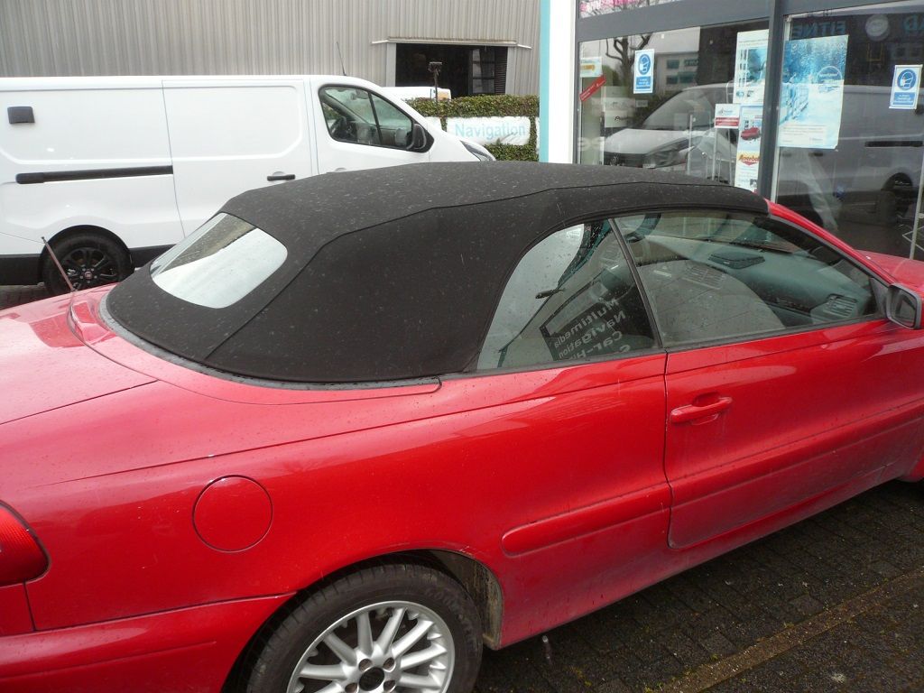 Volvo C70 Cabrio. Verdeckbezug in Sonnenland Stoff schwarz geliefert und montiert.
