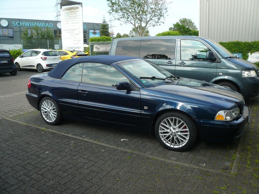 Volvo C70 Cabrio. Verdeckbezug in Sonnenland Stoff blau geliefert und montiert.
