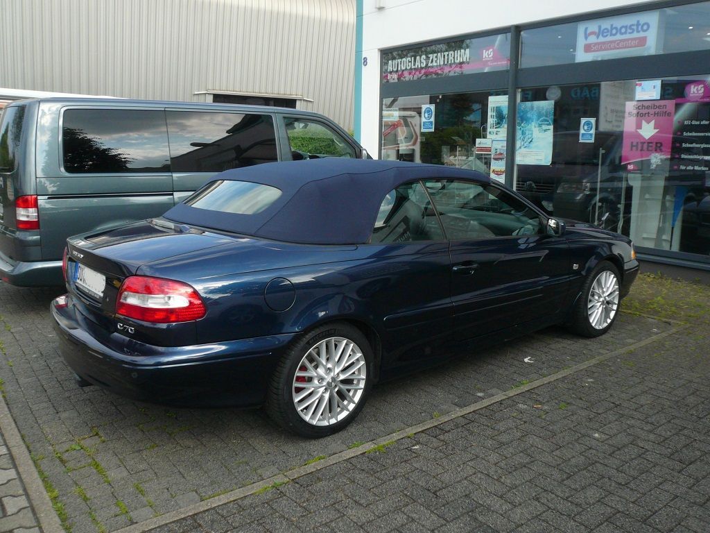 Volvo C70 Cabrio. Verdeckbezug in Sonnenland Stoff blau geliefert und montiert.