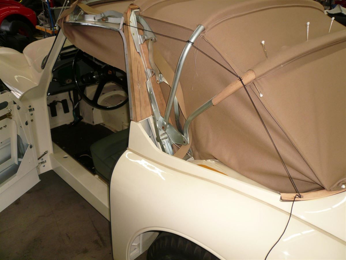 Jaguar XK150, Verdeckbezug in Sonnenland Stoff grün mit Innenhimmel und PVC Heckscheibe neu angefertigt und montiert.