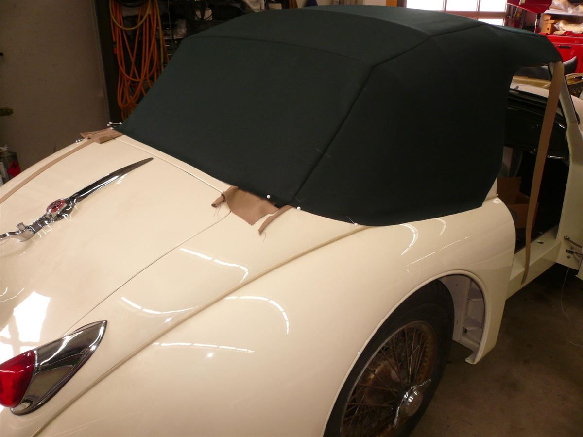 Jaguar XK150, Verdeckbezug in Sonnenland Stoff grün mit Innenhimmel und PVC Heckscheibe neu angefertigt und montiert.